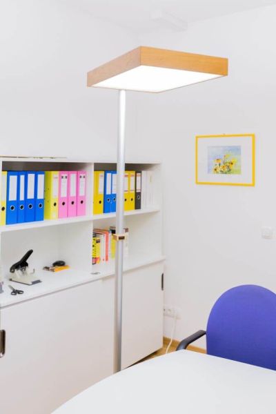 Blend- und flimmerfreie Stehleuchte für Arbeitsplätze und Wohnräume, Copyright: VIDEBIS Blendfreie Stehleuchte mit hölzernem Rahmen und einem Metallbein