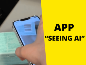Mit der App Seeing AI können sich blinde und sehbehinderte Menschen per Barcode Scanner gekaufte Waren vorlesen lassen. Nahaufnahme Hand scannt Barcode auf Teepackung mit Smartphone, rechts Text auf gelb "App Seeing AI"