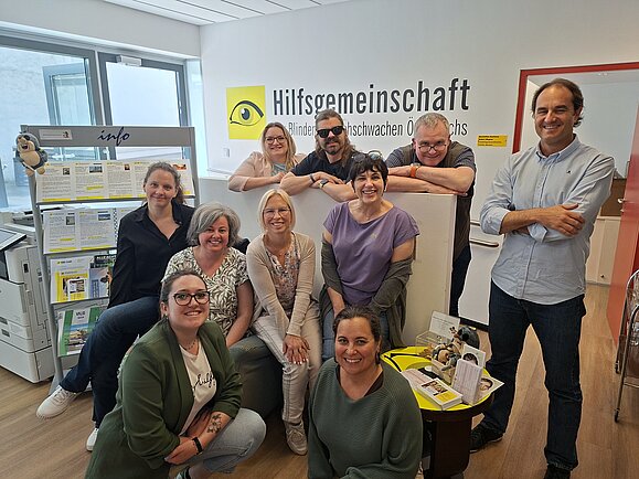 Die Teilnehmer:innen des ersten Konsortialstreffens der Vigo4AI Projektpartner:innen in Wien, Mai 2025 Mehrere Personen stehen, hocken bzw. sitzen und lächeln in den Räumlichkeiten der Hilfsgemeinschaft in die Kamera.