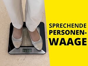 Personenwaage, darauf steht eine Dame, man sieht ihre Beine. Text: "sprechende Personenwaage"