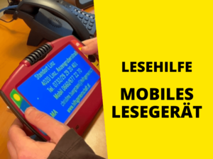 Mobile Lesegeräte sind praktische Helfer für sehbehinderte Menschen, um Visitenkarten schnell lesen zu können. Handgroßes Gerät mit Bildschirm darauf Text in weiß auf Blau, rechts Text auf gelb "Lesehilfe - Mobiles Lesegerät"