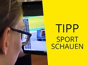Junge Frau hält Tablet vors Gesicht, auf dem Formel 1 zu sehen ist. Text: "Tipp: Sport schauen"