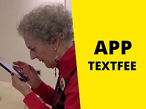 Text "Wie überwindest du eine Barriere" und eine Frau die ein Smartphone in der Hand hält