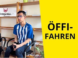 Junger Mann sitzt auf einem Sessel und hält sein Handy in der Hand. Text: "Öffifahren"