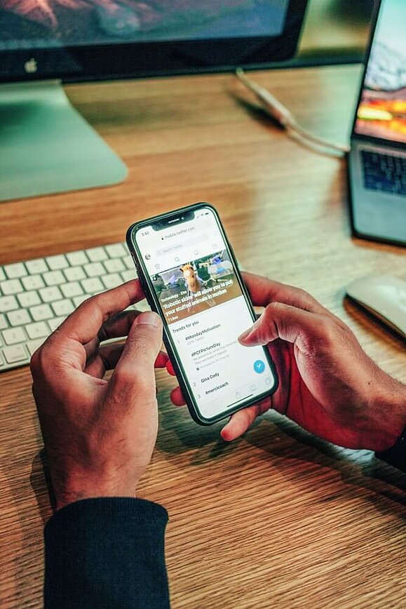 Barrieren verhindern Zugang zu Informationen Hände halten Smartphone