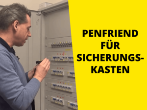 Mithilfe des Penfriend finden sich sehbehinderte und blinde Menschen auch bei Stromausfall zurecht. Mann steht mit Stift vor Sicherungsschrank, rechts Text auf gelb "Penfriend für Sicherungskasten"