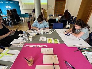 Teilnehmende der Summer School 2024 bei einer Gruppenarbeit