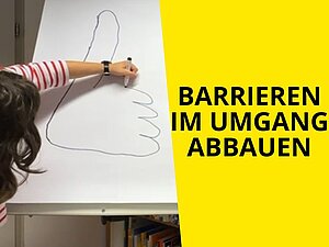 Junge Frau zeichnet ein Daumen-Hoch-Symbol auf ein Flip Chart. Text: "Barrieren im Umgang abbauen"