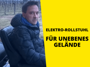 Mithilfe eines Elektrorollstuhls für unebenes Gelände kann man auch die Weinberge besuchen. Mann mit dunkler Kapuzenjacke draußen in elektrischem Rollstuhl sitzend, rechts Text auf gelb: Elektrorollstuhl für unebenes Gelände