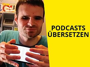 Mann hält Handy in beiden Händen, mit dem Bildschirm von ihm weggewandt, der Kamera zu. "Text: Podcasts übersetzen"