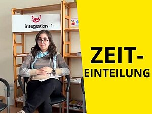 Junge Frau sitzt auf Sessel. Text: "Zeiteinteilung"