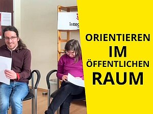 Ein junger Mann und eine junge Frau sitzen auf Sesseln und halten Zettel in der Hand. Text: "Orientieren im öffentlichen Raum"
